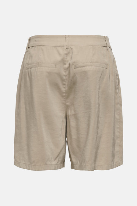Short beige de ONLY, avec poches arrière passepoilées et passants de ceinture, vue de dos.
