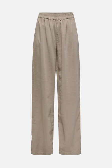 Beige broek van ONLY, wijde pasvorm met elastische tailleband, achterzijde.
