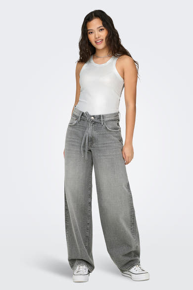 Jean droit en denim gris moyen de ONLY, porté avec un débardeur blanc et des baskets blanches.
