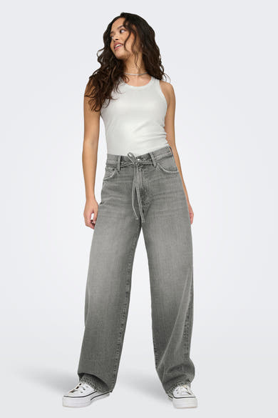 Jean droit en denim gris moyen de ONLY, porté avec un débardeur blanc et des baskets blanches.