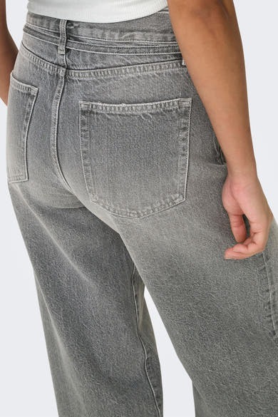 Jean droit en denim gris moyen de ONLY, avec poches arrière et coutures apparentes.
