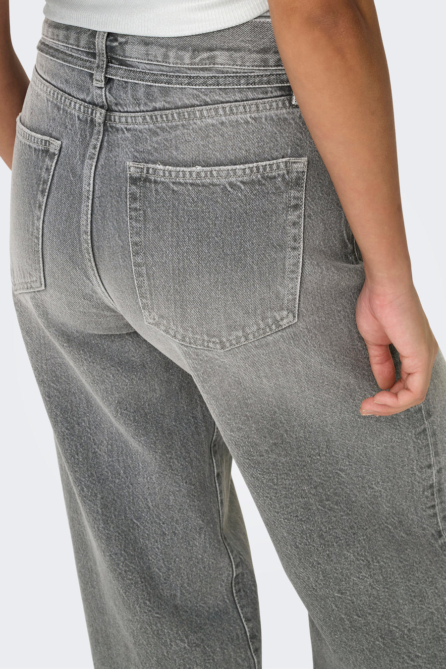 Jean droit en denim gris moyen de ONLY, avec poches arrière et coutures apparentes.
