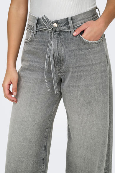 Jean droit en denim gris moyen par ONLY, avec ceinture à nouer et détails de style.
