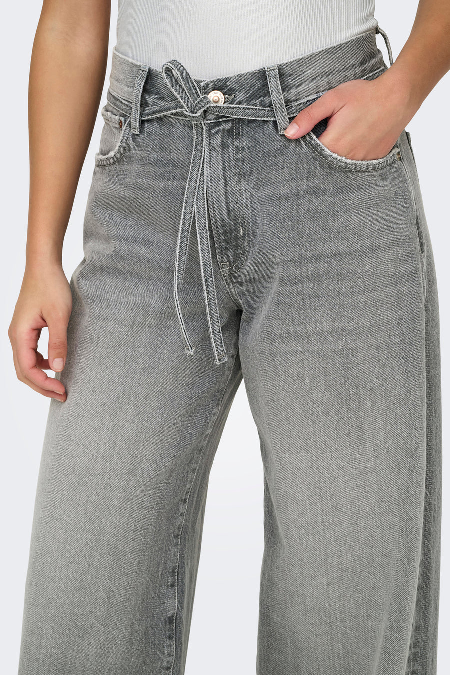 Jean droit en denim gris moyen par ONLY, avec ceinture à nouer et détails de style.
