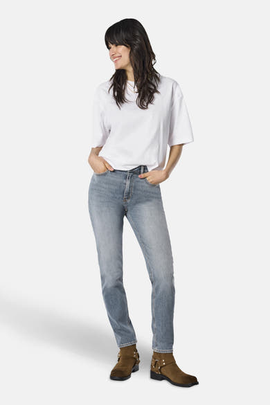 Jean Mom bleu moyen par ONLY®, porté avec un t-shirt blanc et des bottines marron.