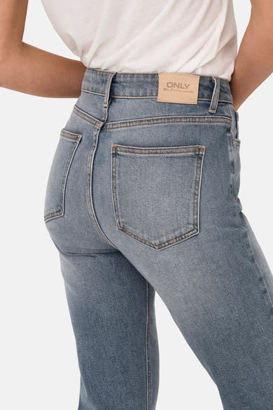 Jean mom bleu moyen de ONLY, avec coutures contrastées et patch logo en cuir à l'arrière.