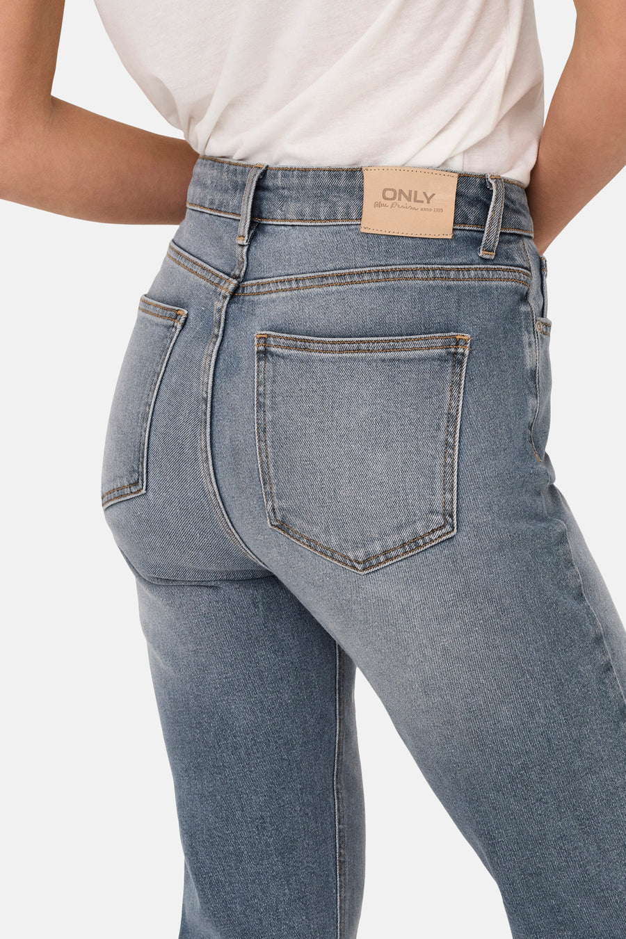 Jean mom bleu moyen de ONLY, avec coutures contrastées et patch logo en cuir à l'arrière.