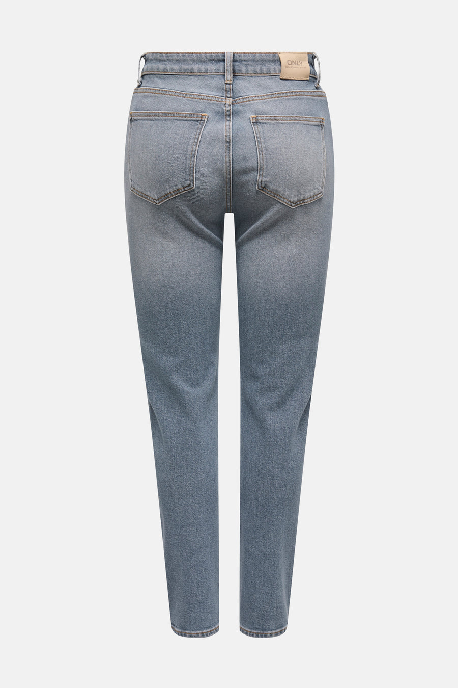 Jean mom en denim bleu moyen de ONLY, avec poches arrière et passants de ceinture visibles.