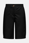 Short noir de ONLY, avec une boutonnière visible et des poches avant.