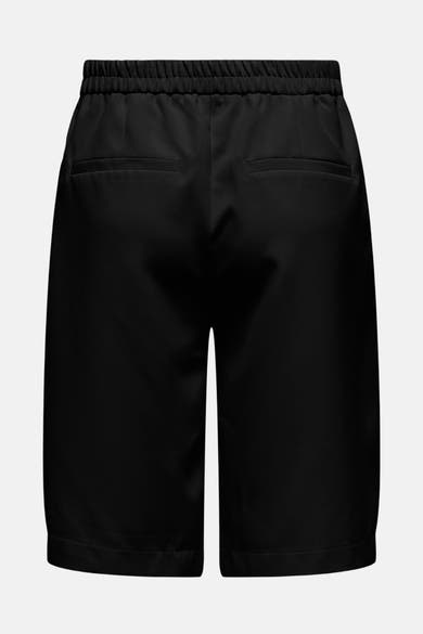 Short noir de ONLY®, avec une taille élastique et poches arrière passepoilées.