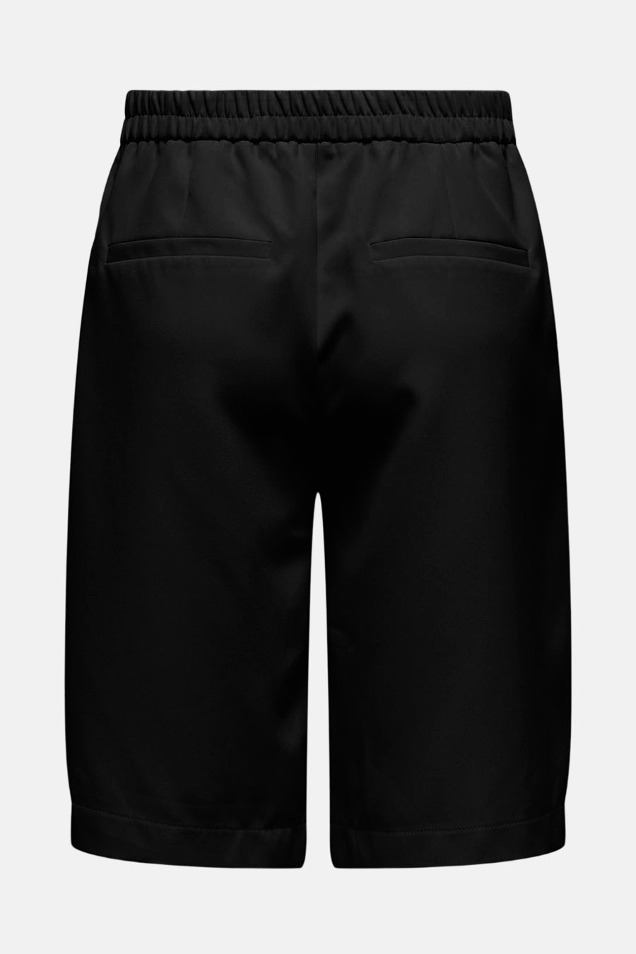 Short noir de ONLY®, avec une taille élastique et poches arrière passepoilées.