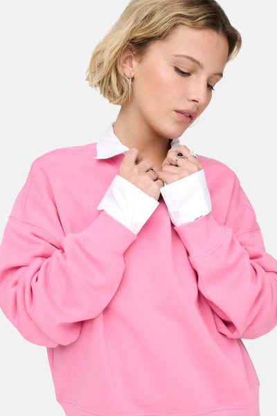 Sweatshirt van ONLY, met witte overhemdkraag en -manchetten en sieraden aan de handen