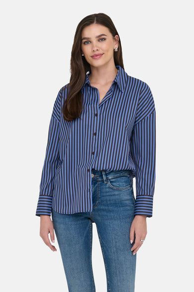 Multikleurig overhemd met lange mouwen van JDY, met verticale strepen en gedragen met een blauwe jeans.