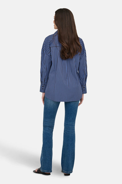Multikleurig overhemd met lange mouwen van JDY, met blauwe en zwarte verticale strepen, gedragen met een blauwe jeans.