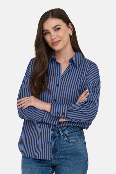 Multikleurig gestreept overhemd met lange mouwen van JDY, gedragen met een blauwe jeans en zilveren sieraden.