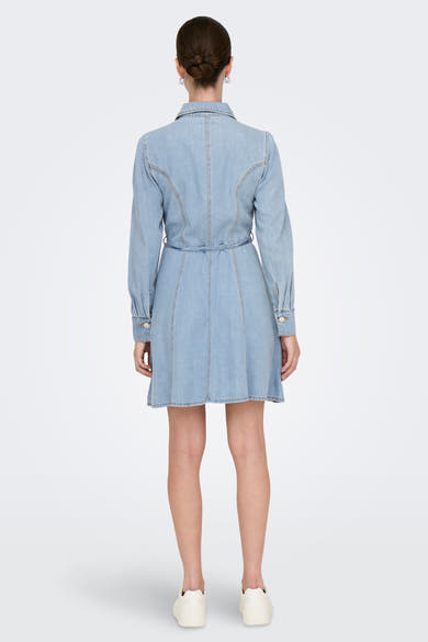 Lange mouwen jurk van lichtblauw denim van JDY, achterkant met strikceintuur.