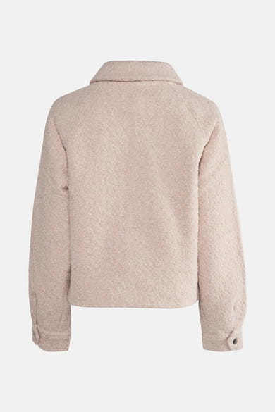Veste courte beige de ONLY, avec une texture bouclée et une coupe carrée.