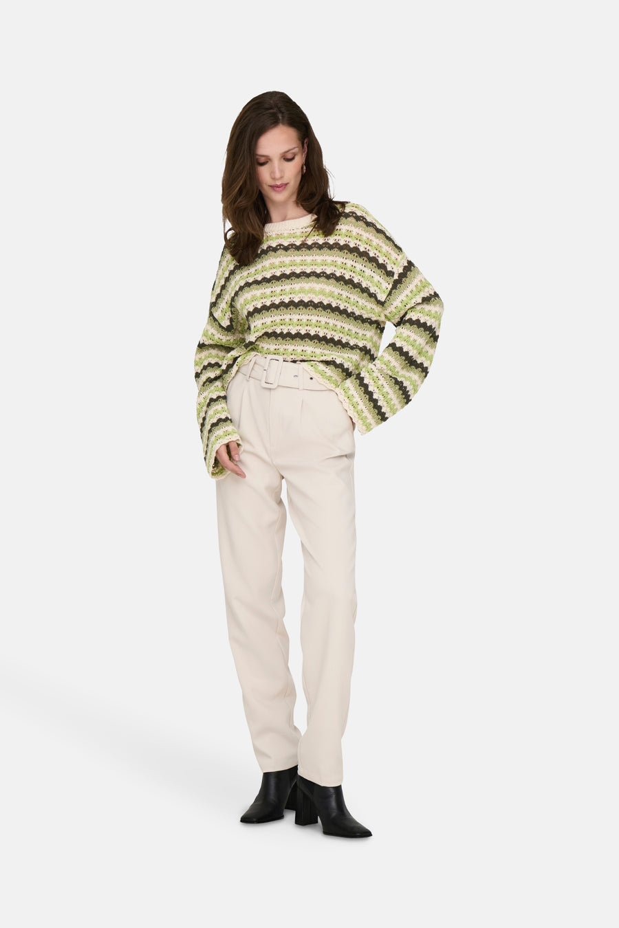 Pull à col rond multicolore de ONLY®, à motif rayé, porté avec un pantalon beige et des bottines noires.