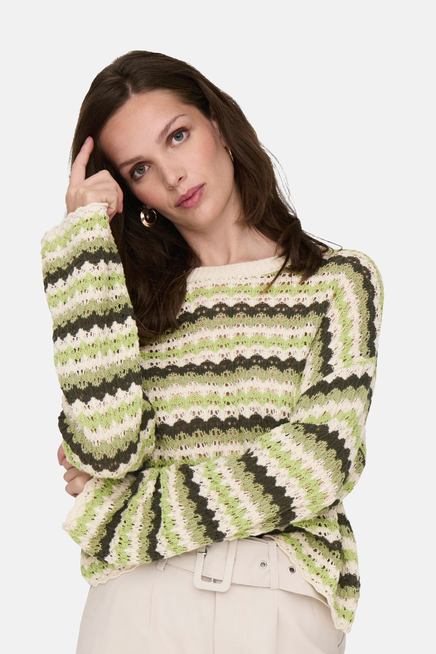 Pull à col rond multicolore de ONLY, avec un motif rayé horizontal vert et beige.