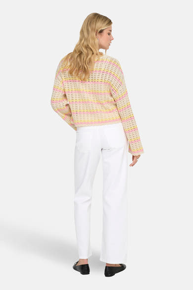 Pull à col rond multicolore de ONLY, porté avec un jean blanc et des ballerines noires.