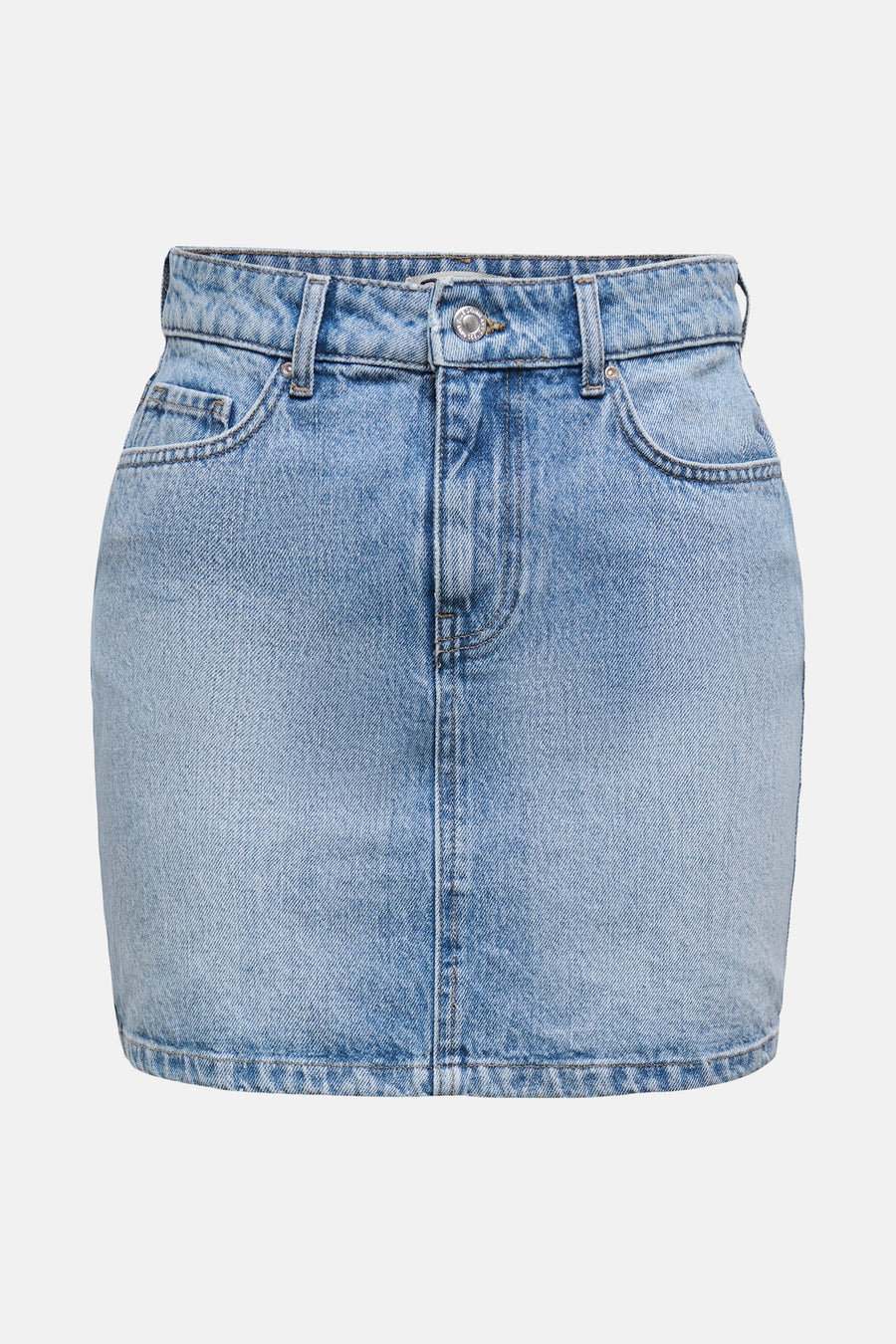 Jupe courte en denim bleu clair de ONLY, avec poches avant et détails de couture.