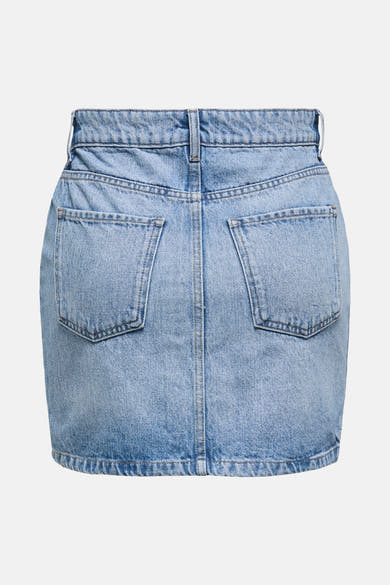 Jupe courte en denim bleu clair de ONLY, avec poches arrière et passants de ceinture.
