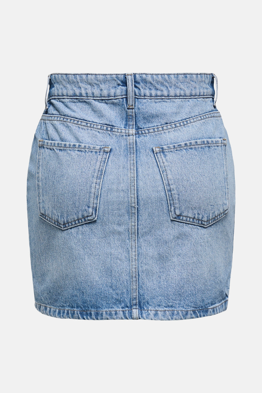 Jupe courte en denim bleu clair de ONLY, avec poches arrière et passants de ceinture.
