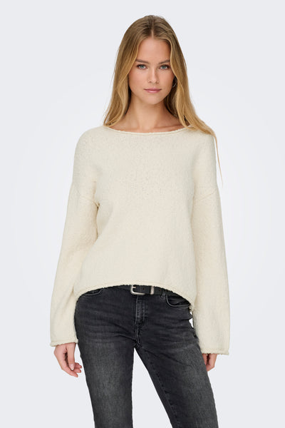 Beige rondekragenpullover van ONLY, gedragen met een zwarte broek en een zwarte riem.