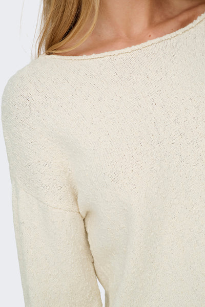 Rondwulstjurk van ONLY®, in geborduurde tric,, gedragen met blonde haar.