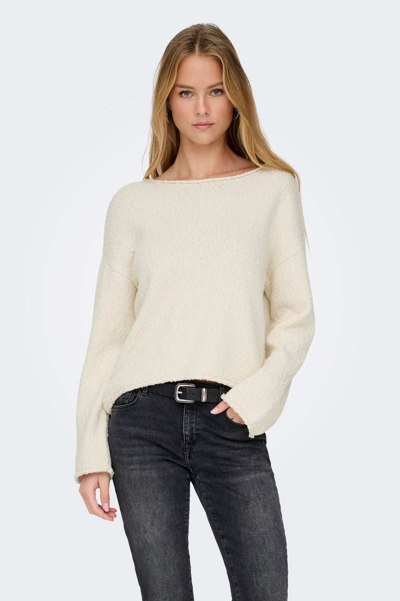 Beige rondekragenpullover van ONLY, gedragen met een zwarte broek en een riem.