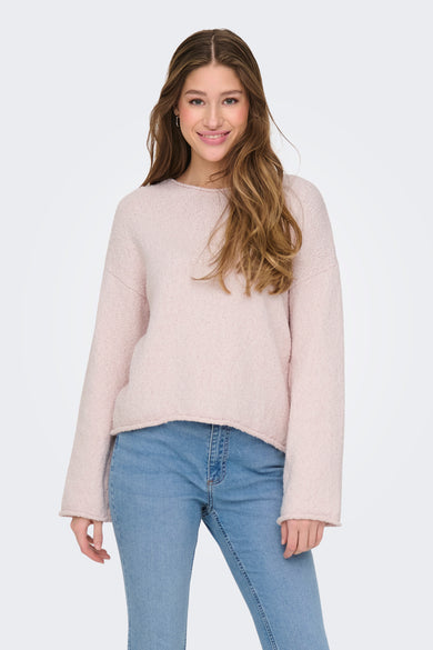 Ronde mouwrok rood van ONLY, gedragen met een lichte blauwe jeans en witte sneakers.
