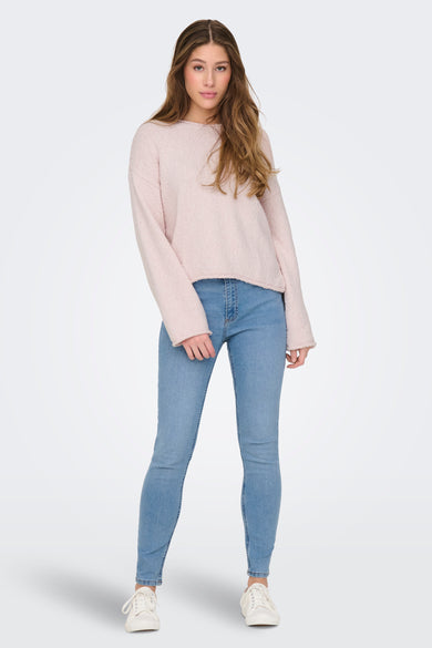 Pull à col rond rose de ONLY, porté avec un jean bleu clair et des baskets blanches.