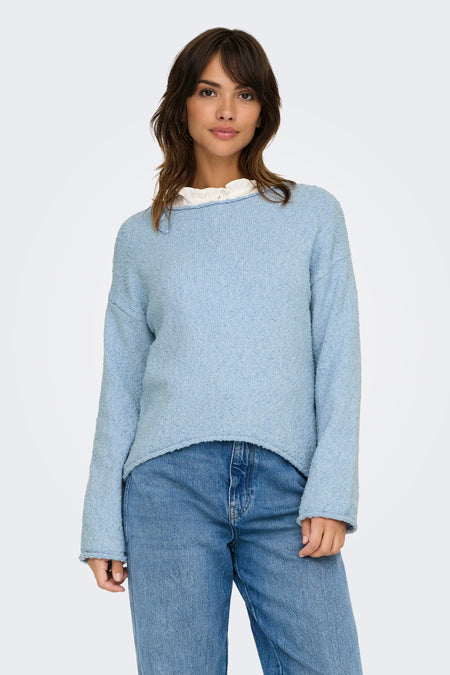 Blauwe trui met ronde hals van ONLY, gedragen met een wijde jeans en witte sneakers.