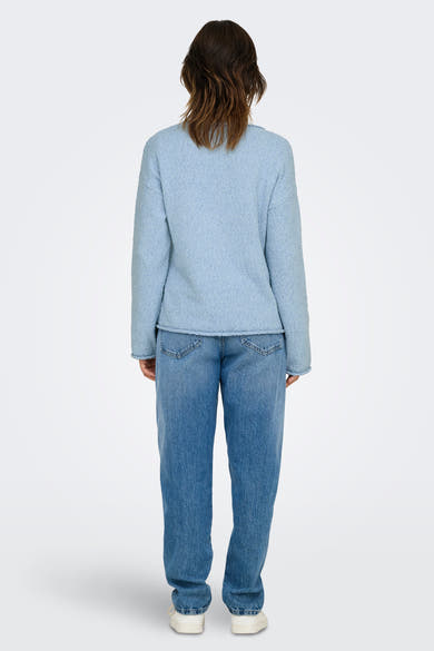 Ronde hals trui blauw van ONLY, gedragen met een hoge taille spijkerbroek blauw en witte schoenen, achterzicht.