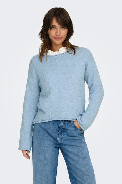 Blauwe trui met ronde hals van ONLY®, gedragen met een casual spijkerbroek.