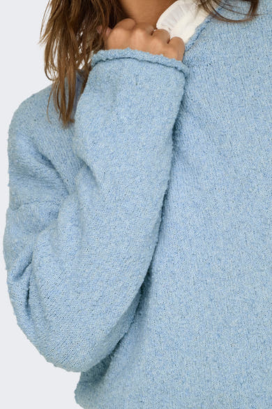 Blauwe trui met ronde hals van ONLY, zachte gebreide textuur, zichtbaar wit detail bij de hals.