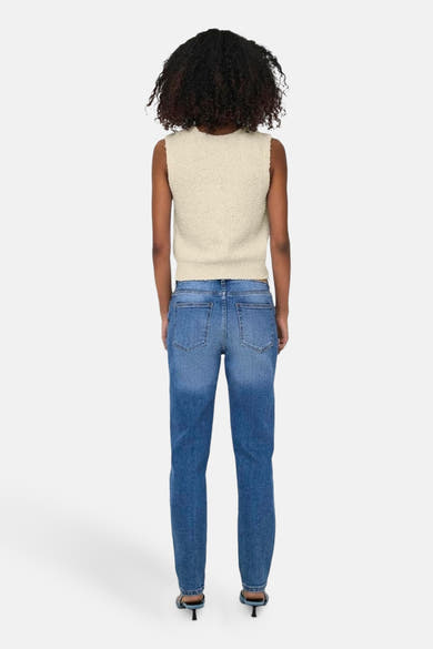 Débardeur écru de ONLY, porté avec un jean bleu délavé et des talons aiguilles, vue de dos.
