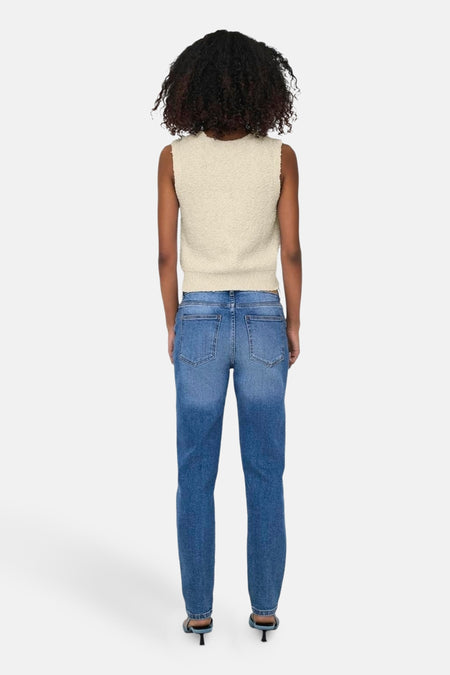 Ecru hemdje van ONLY, gedragen met een lichtblauwe jeans en naaldhakken, achtergezicht.
