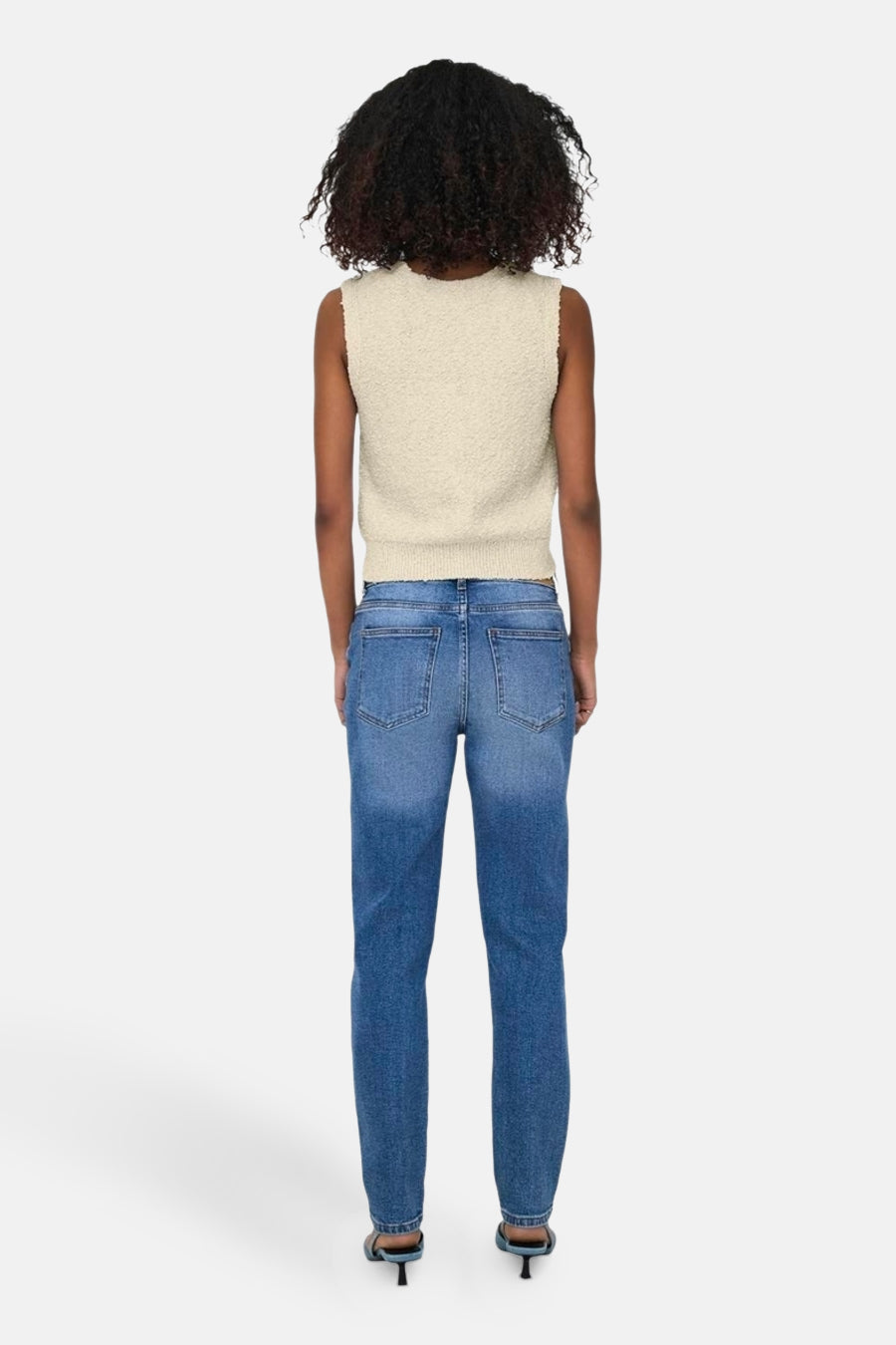 Débardeur écru de ONLY, porté avec un jean bleu délavé et des talons aiguilles, vue de dos.

