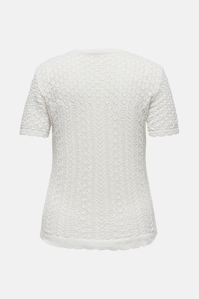 Pull écru à col rond de CARMAKOMA avec motif ajouré, manches courtes et ourlet ondulé.