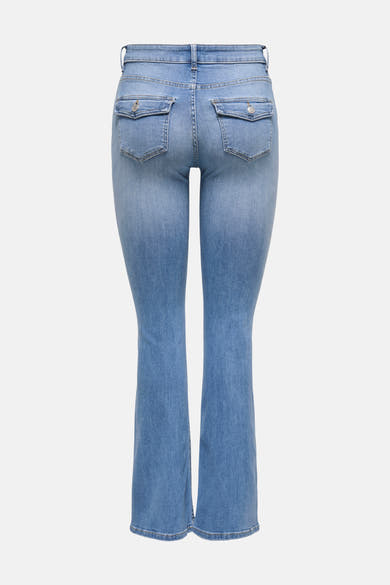 Jeans évasés bleu moyen de ONLY, avec poches arrière à rabat boutonnées.
