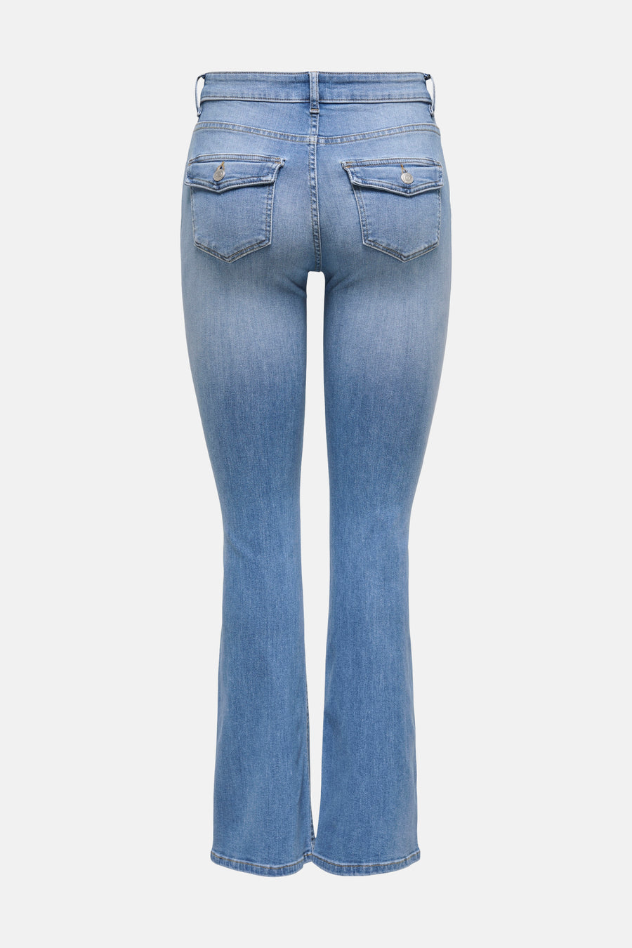 Jeans évasés bleu moyen de ONLY, avec poches arrière à rabat boutonnées.
