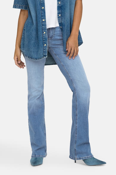 Jean évasé en denim bleu moyen de ONLY, avec une chemise en jean et des escarpins assortis.
