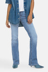 Jean évasé en denim bleu moyen de ONLY, avec une chemise en jean et des escarpins assortis.
