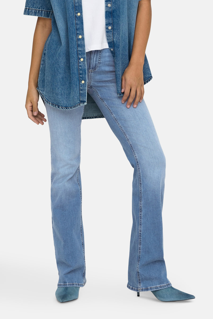 Jean évasé en denim bleu moyen de ONLY, avec une chemise en jean et des escarpins assortis.
