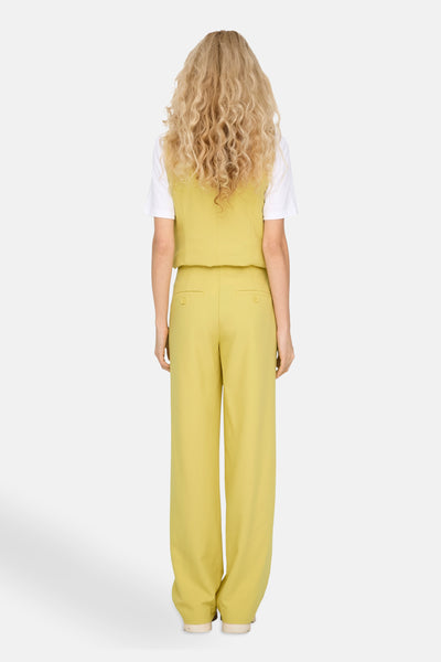 Gele kostuumbroek van ONLY®, met twee knoopzakken aan de achterkant en gedragen met een wit T-shirt.
