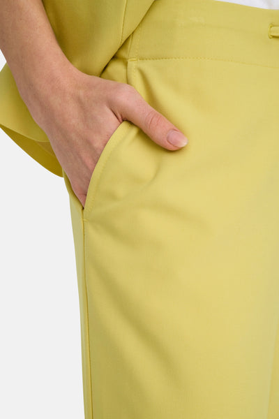 Pantalon de costume jaune ONLY®, avec une main dans la poche, sur fond uni.
