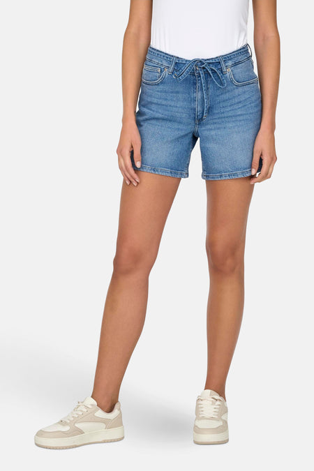Short en denim bleu moyen de ONLY, avec une ceinture à nouer et porté avec des chaussures blanches.
