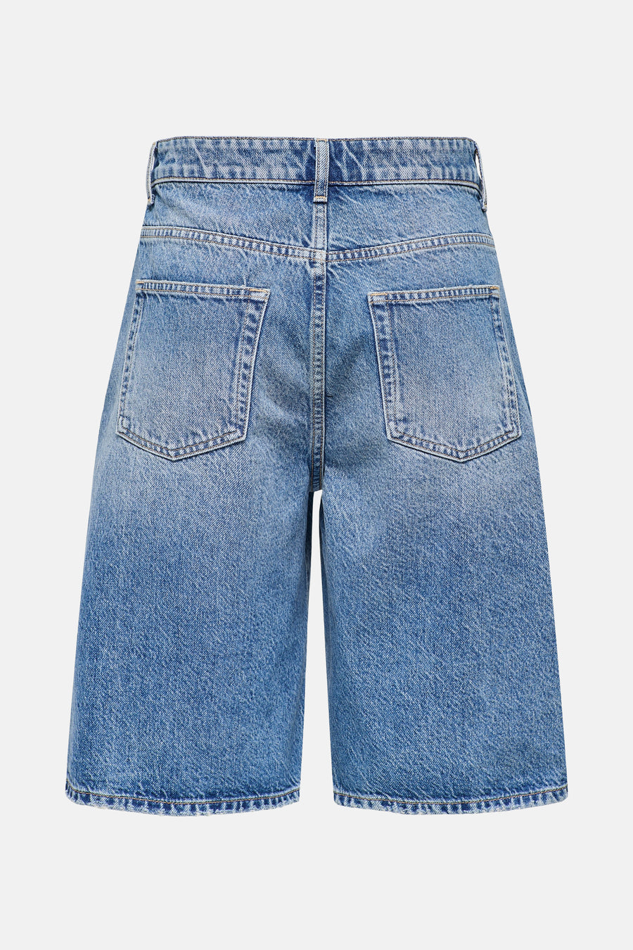 Short en denim bleu moyen de ONLY®, vue arrière, avec poches carrées et ourlet simple.
