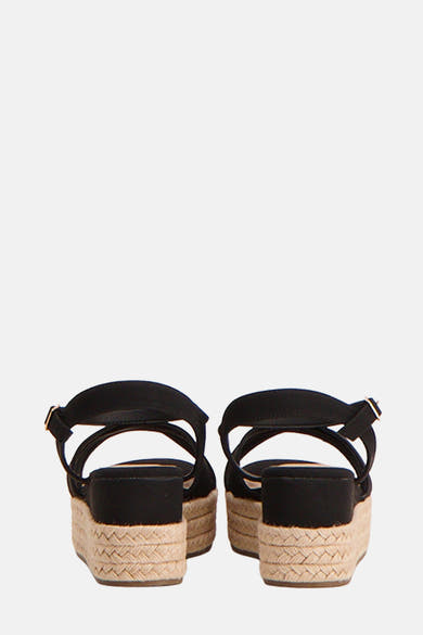 Zwarte sleehak sandalen van ONLY®, met bandjes en gevlochten touw platform, achterzicht.